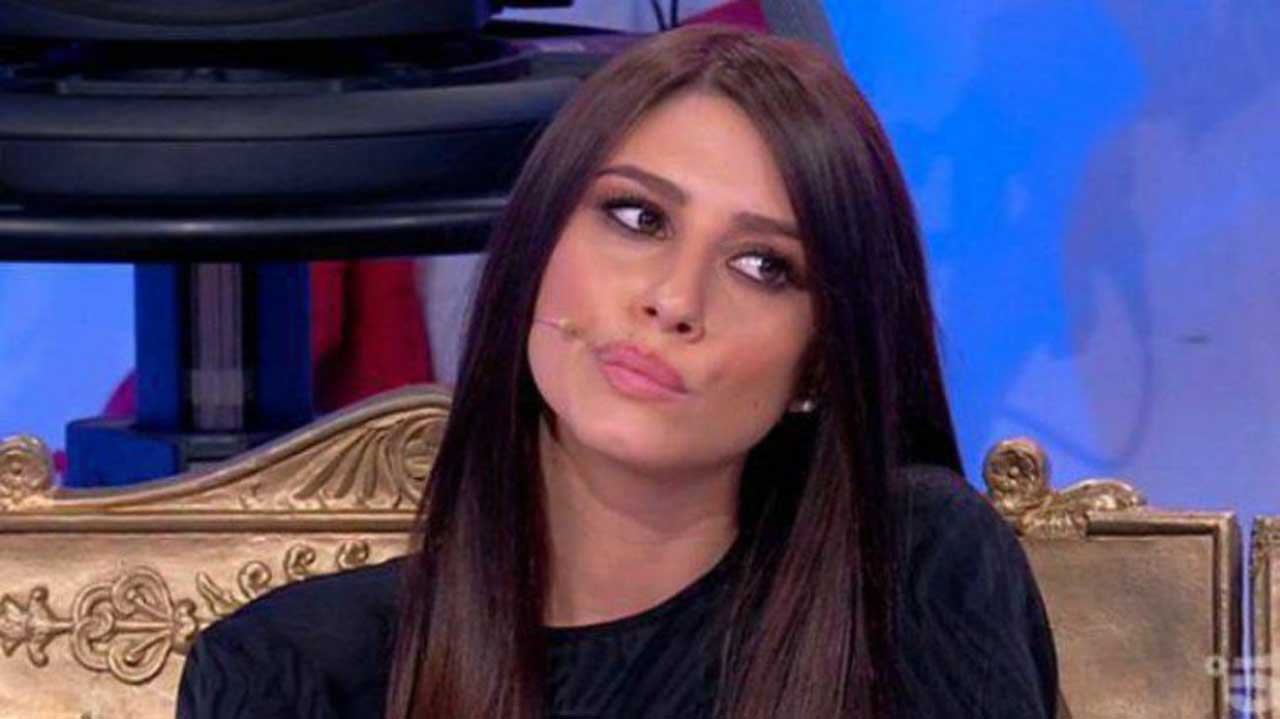 Angela Nasti la quarantena in reggiseno - AltraNotizia