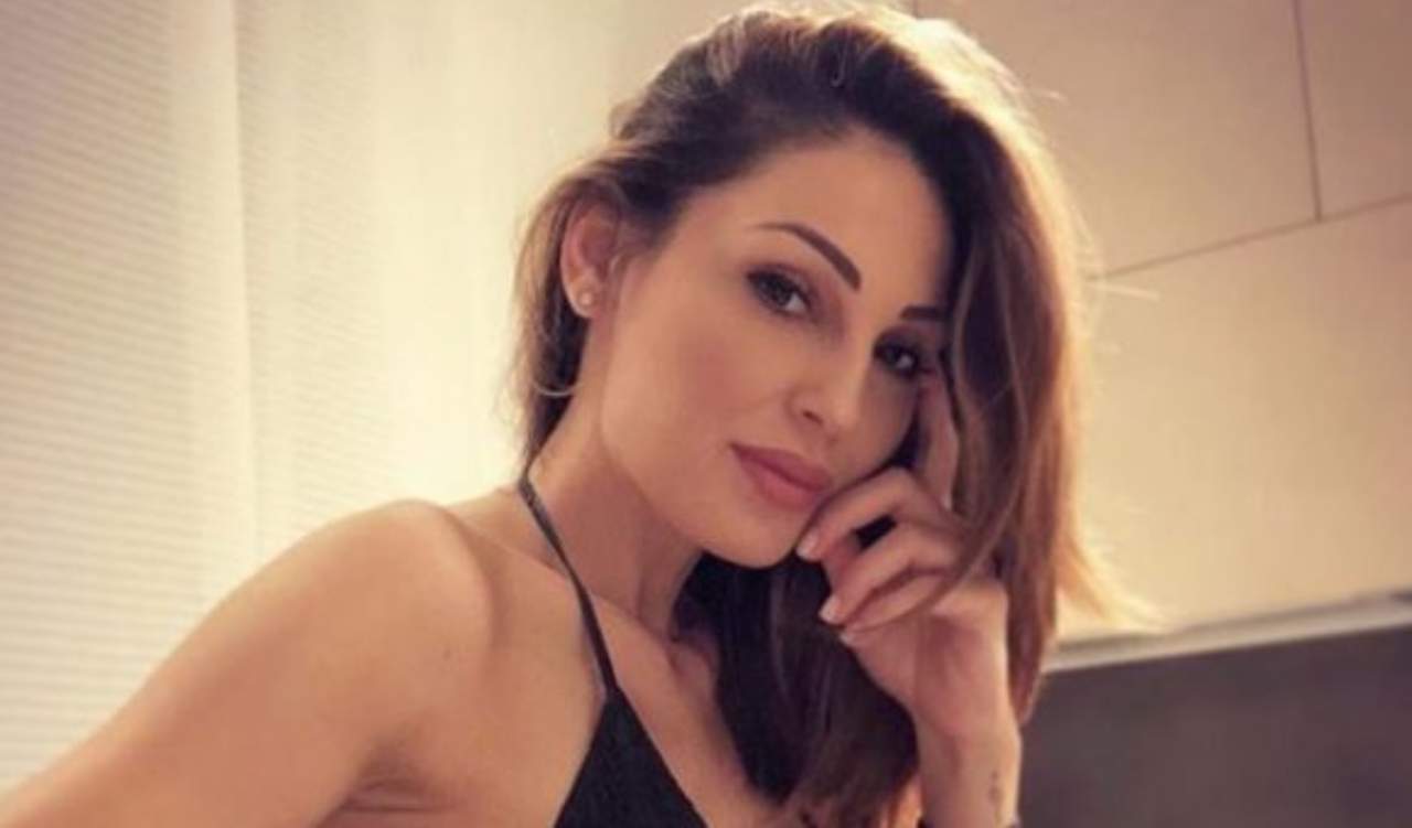 Anna Tatangelo doccia bollente - AltraNotizia