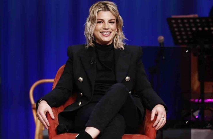 Emma Marrone sensuale allo specchio - AltraNotizia