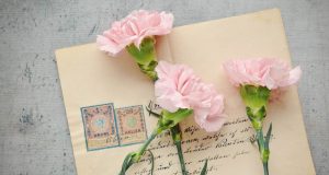 Lettera e fiori (Pixabay)