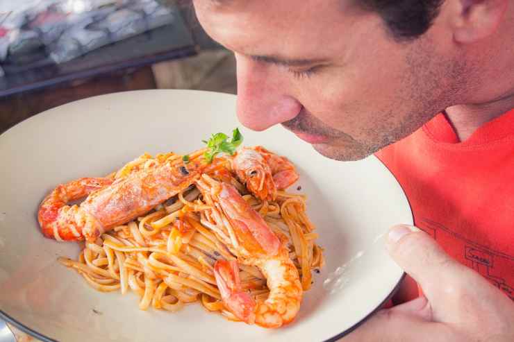 uomo che sa cucinare