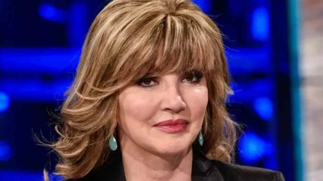 Milly-Carlucci-indossa-una-parrucca-Altranotizia