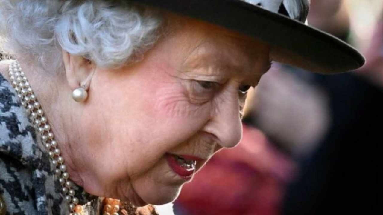 Elisabetta-II-d' Inghilterra-triste-Natale-Altranotizia