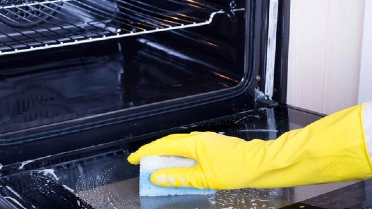 Come-pulire-un-forno-Benedetta-Rossi-Altranotizia
