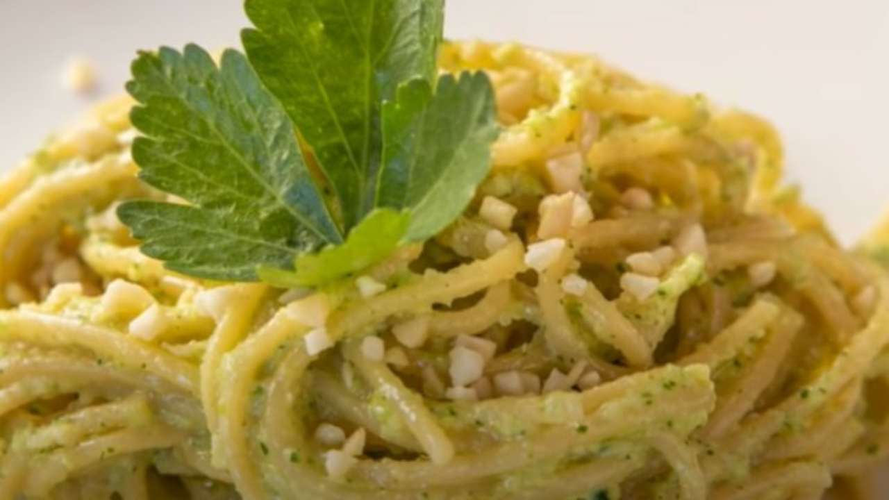 Pasta-pesto-sedano-ricetta-Altranotizia