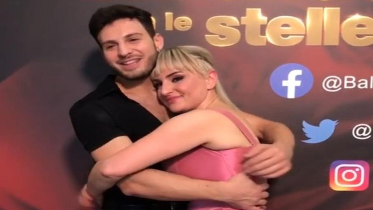 Arisa e vito-ballando-complicità-060122-Altranotizia