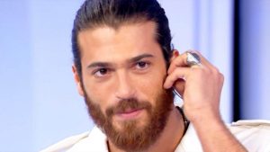 Can Yaman-fan-in-tilt-foto-Altranotizia
