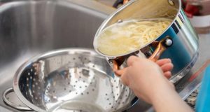 Acqua-della-pasta-perché-non-scolarla-nel-lavandino-Altranotizia