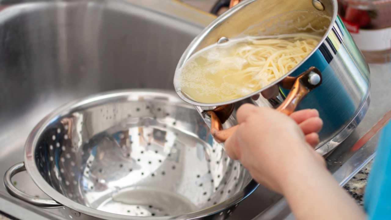 Acqua-della-pasta-perché-non-scolarla-nel-lavandino-Altranotizia