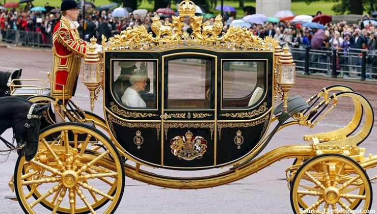 Regina Elisabetta-e-la-carrozza-costosissima.in-oro-opera-d'arte-Altranoizia 