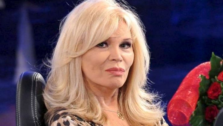 Amanda Lear-ecco-il-suo-retroscena-Altranotizia 