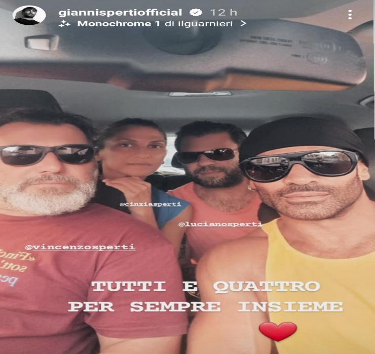 Gianni-coi-suoi-fratelli-dedica-amorevole-Altranotizia