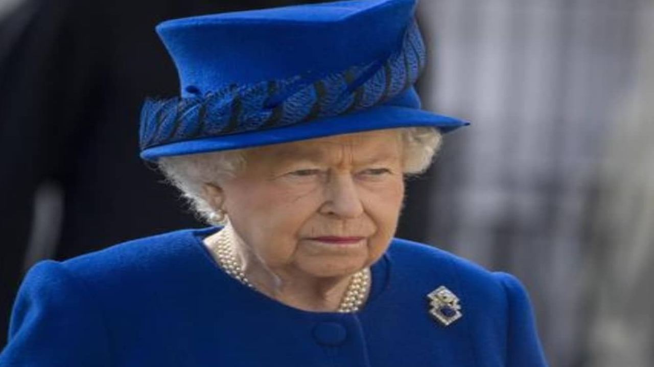 Regina Elisabetta, così la stanno devastando: i sudditi si stringono a lei