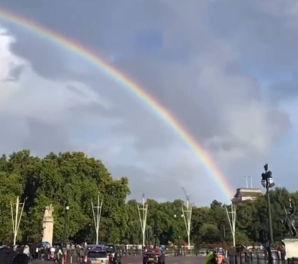 Regina Elisabetta-arcobaleno-dopo-la-sua-morte-Altranotizia