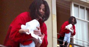 Michael Jackson con il figlio Blanket Jackson fuori dal balcone