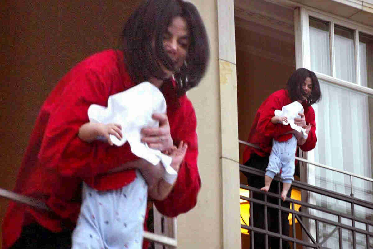 Michael Jackson con il figlio Blanket Jackson fuori dal balcone