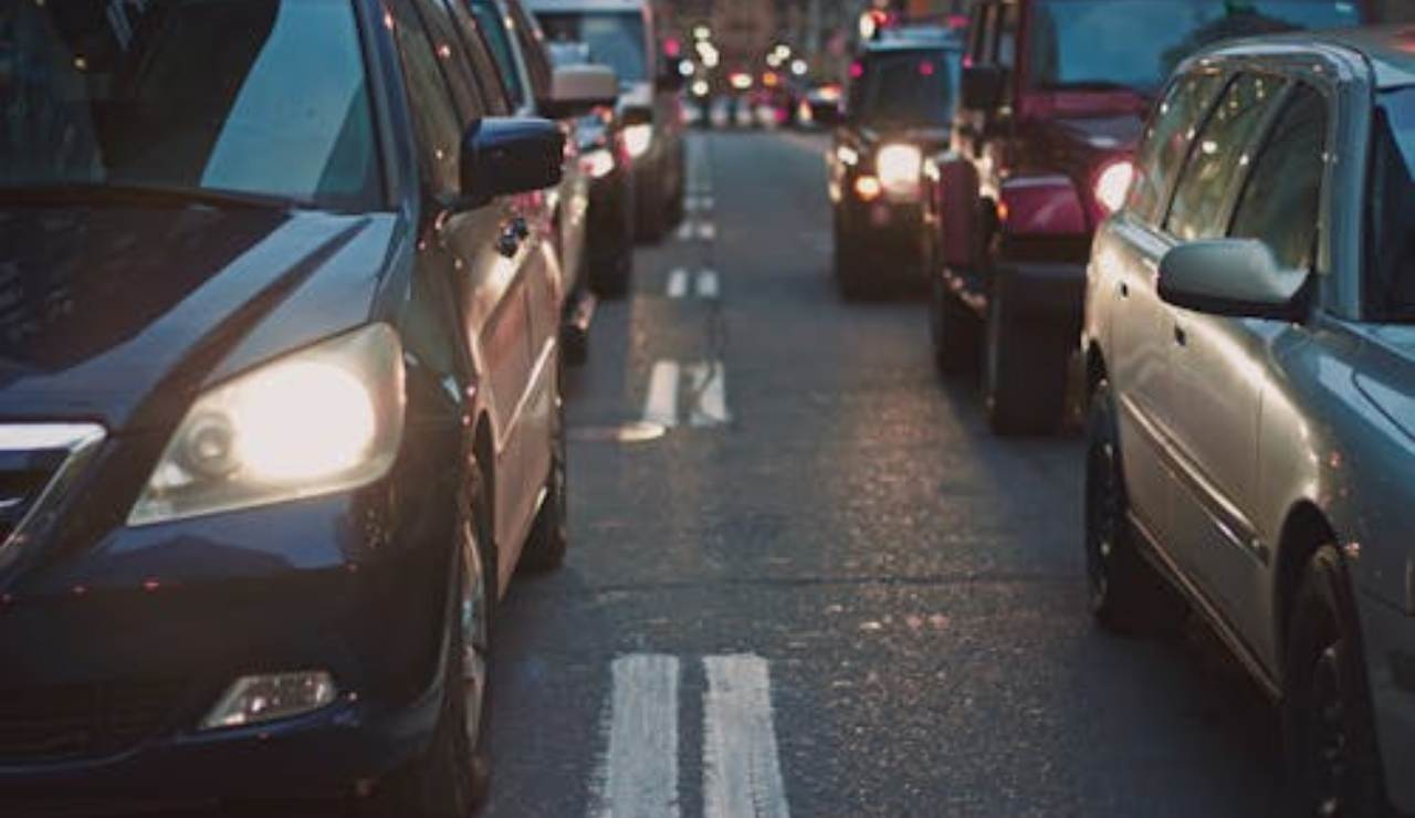 Auto su strada - foto pexels - altranotizia.it