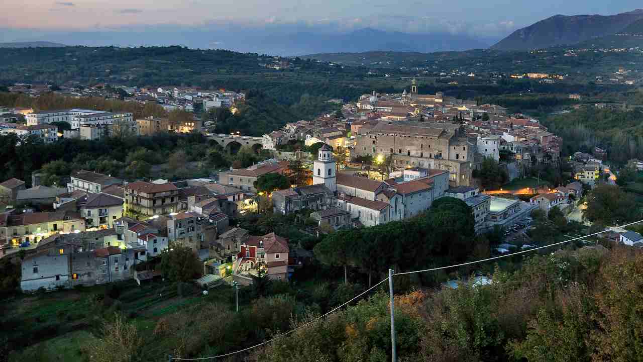 Borgo bellissimo in Campania - foto wikimedia commons - altranotizia.it
