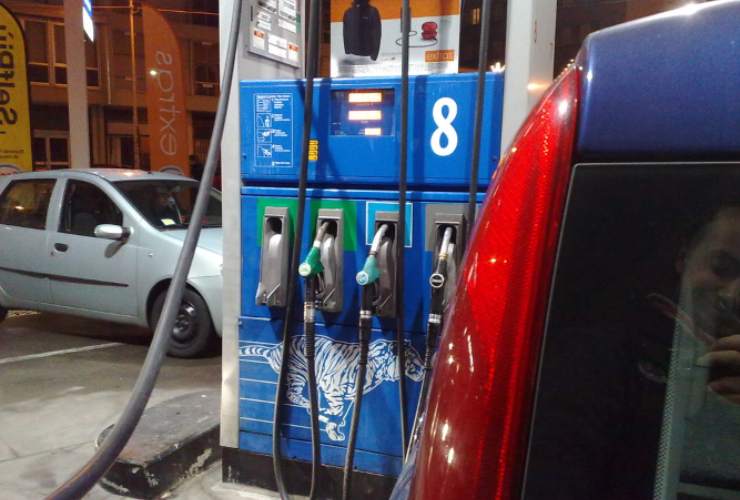 Distributore di benzina su strada - foto flickr - altranotizia.it