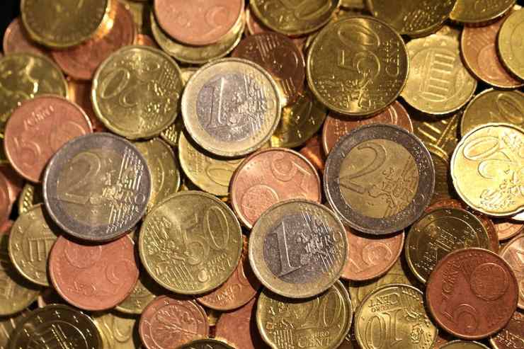 Diverse monete in euro adagiate - foto web - altranotizia.it