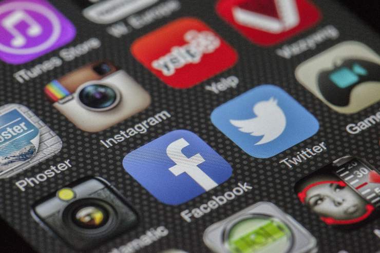 Icona facebook presente sullo schermo del telefono - foto pexels - altranotizia.it
