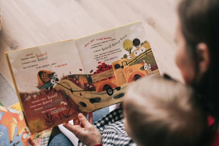 Mamma legge libro con immagini al proprio figlio - foto pexels - altranotizia.it