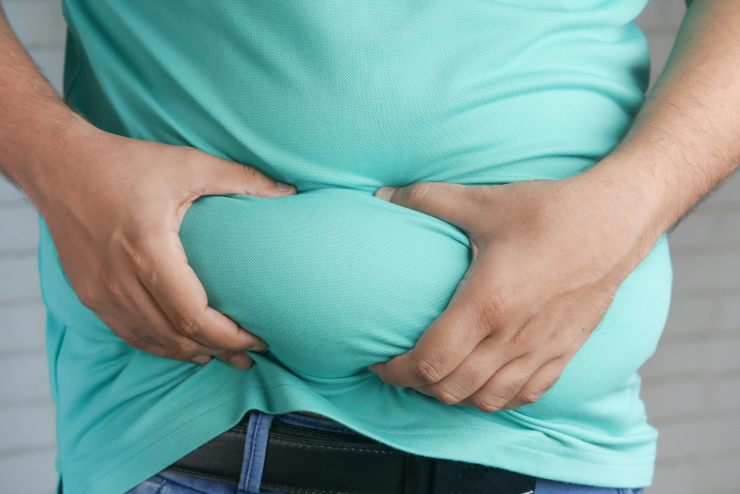 Persona che lotta con i chili in eccesso - foto pexels - altranotizia.it