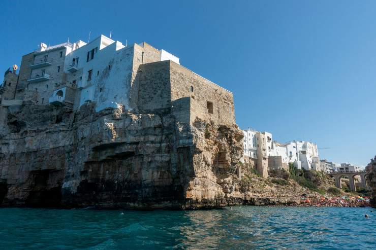 Polignano a Mare nella splendida Puglia - foto pexels - altranotizia.it