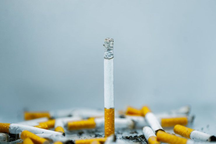 Sigarette accese e spente su uno sfondo chiaro - foto pexels - altranotizia.it