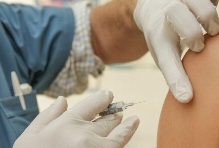 Uomo si vaccina per combattere il virus - foto web - altranotizia.it