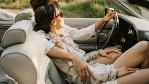 coppia auto - donna - gambe - vacanze - pexels - altranotizia