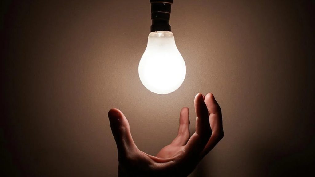 BOLLETTA LUCE GIU’: la tecnica (infallibile e legale) per abbassare del 50% le spese e risparmiare una montagna di euro