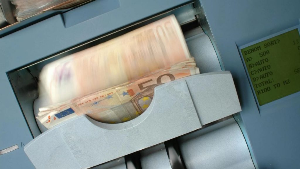 Superbonus ASSICURAZIONE AUTO: soldi in tasca agli italiani per pagare la RC Auto I Ci pensa lo Stato