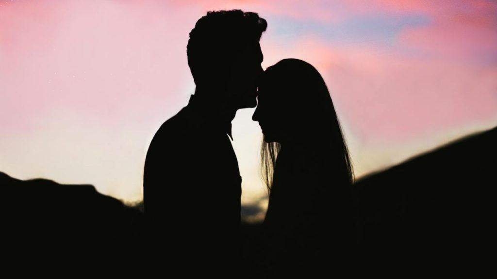Il colpo di fulmine esiste davvero: ecco cosa succede al tuo cervello I La scienza spiega perché ti innamori (e se puoi controllarlo o evitarlo)