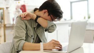 lavoratore in malattia - raffreddore - influenza - pexels - altranotizia.it