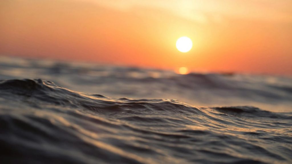 “Vietato fare il bagno a mare questa estate”: RISCHI LA VITA, ecco la regola da seguire per evitare il peggio